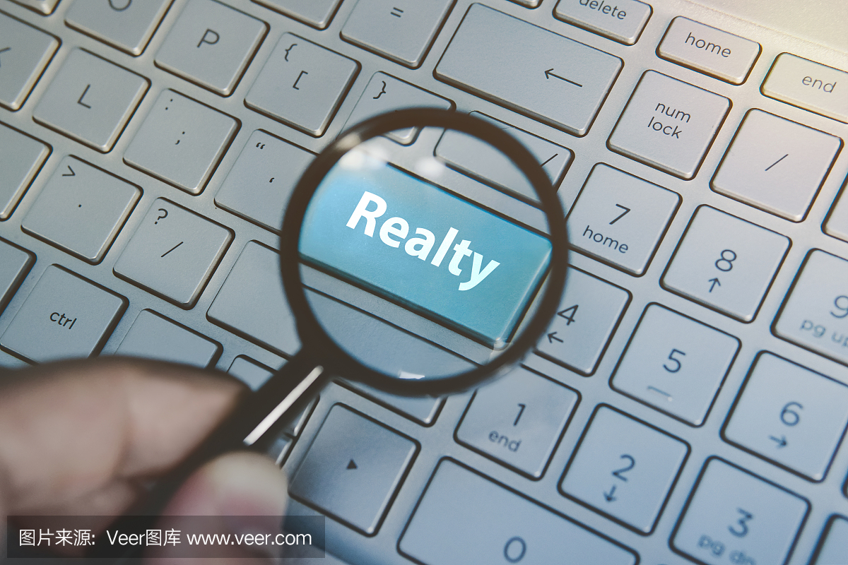 放大藍色按鈕Realty通過放大鏡查看鍵盤背景?；ヂ?lián)網(wǎng)財產(chǎn)搜索服務的概念。在網(wǎng)上尋找地產(chǎn)代理信息。電腦搜索房地產(chǎn)經(jīng)紀人。